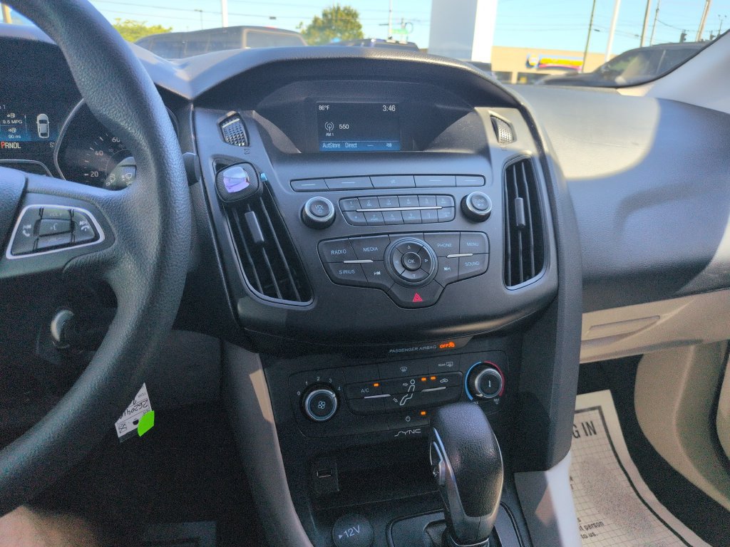 Used 2018 Ford Focus SE w/ SE Appearance Package FWD image 18