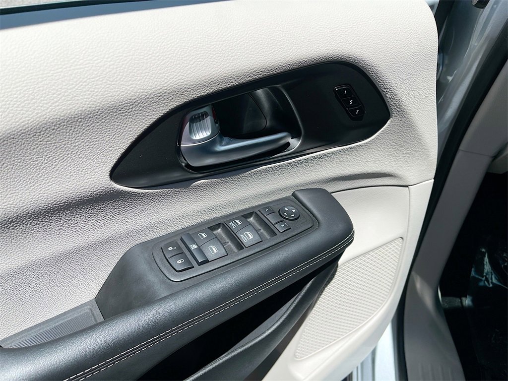 Used 2024 Chrysler Pacifica Touring-L image 17