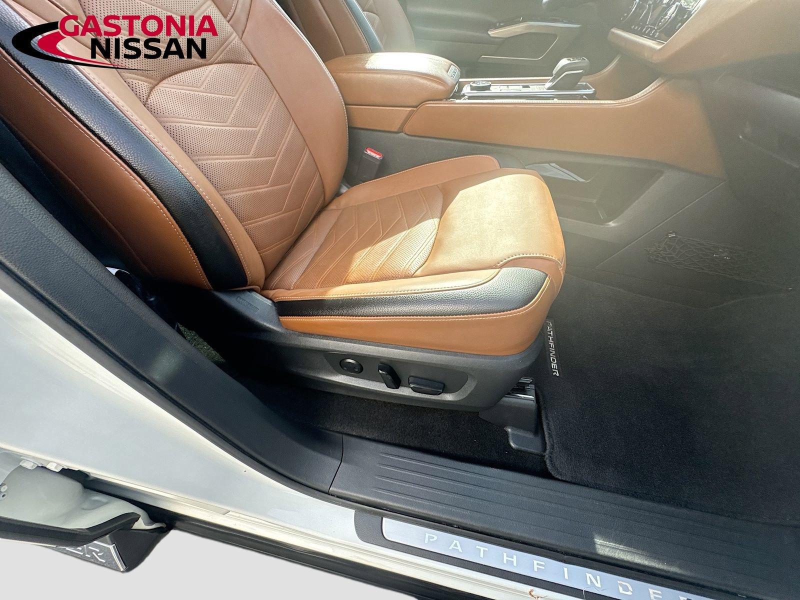 Used 2024 Nissan Pathfinder Platinum image 38