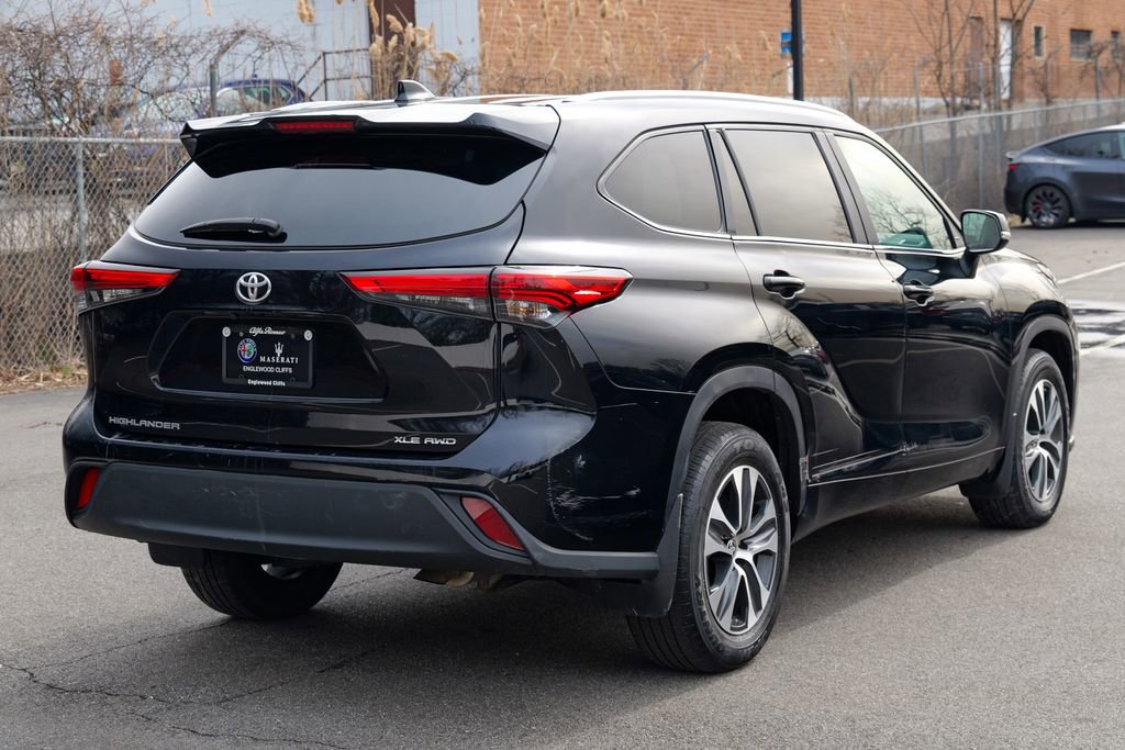 Used 2023 Toyota Highlander XLE AWD/4WD image 7
