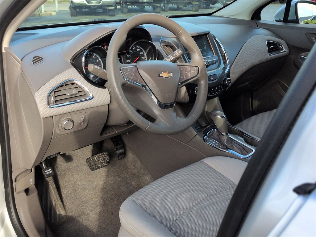 Used 2018 Chevrolet Cruze LT w/ Convenience Package image 9