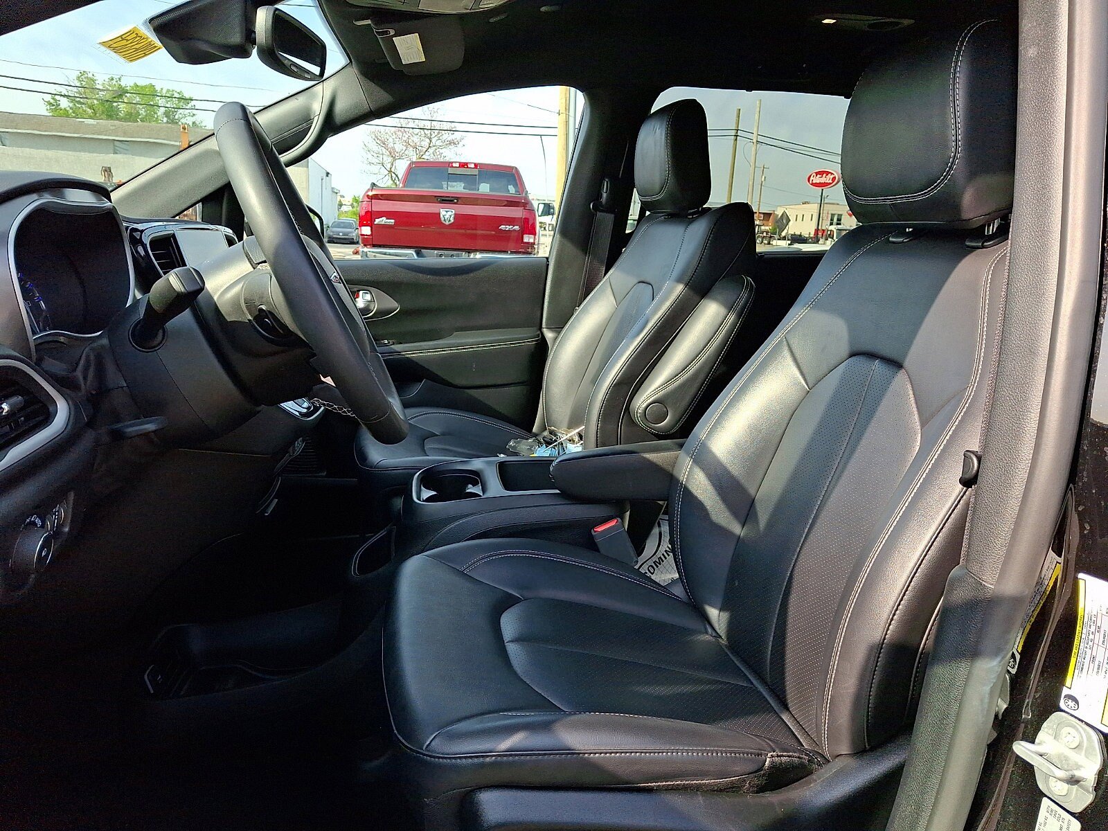 Used 2025 Chrysler Pacifica Select FWD image 14