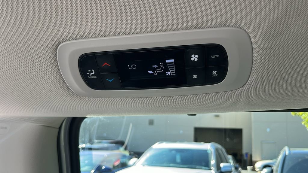 Used 2024 Chrysler Pacifica Touring-L image 34