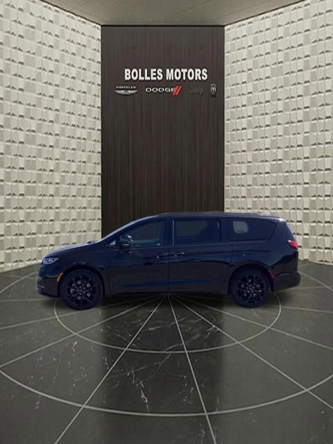 Used 2023 Chrysler Pacifica Touring-L w/ S Appearance Package AWD/4WD image 9