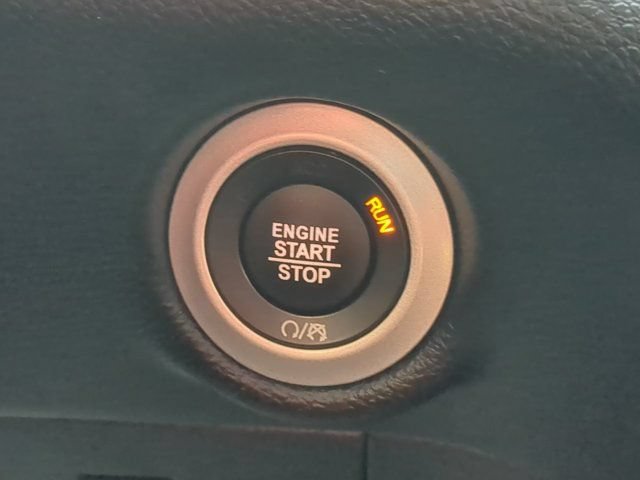 Used 2025 Chrysler Pacifica Select FWD image 26