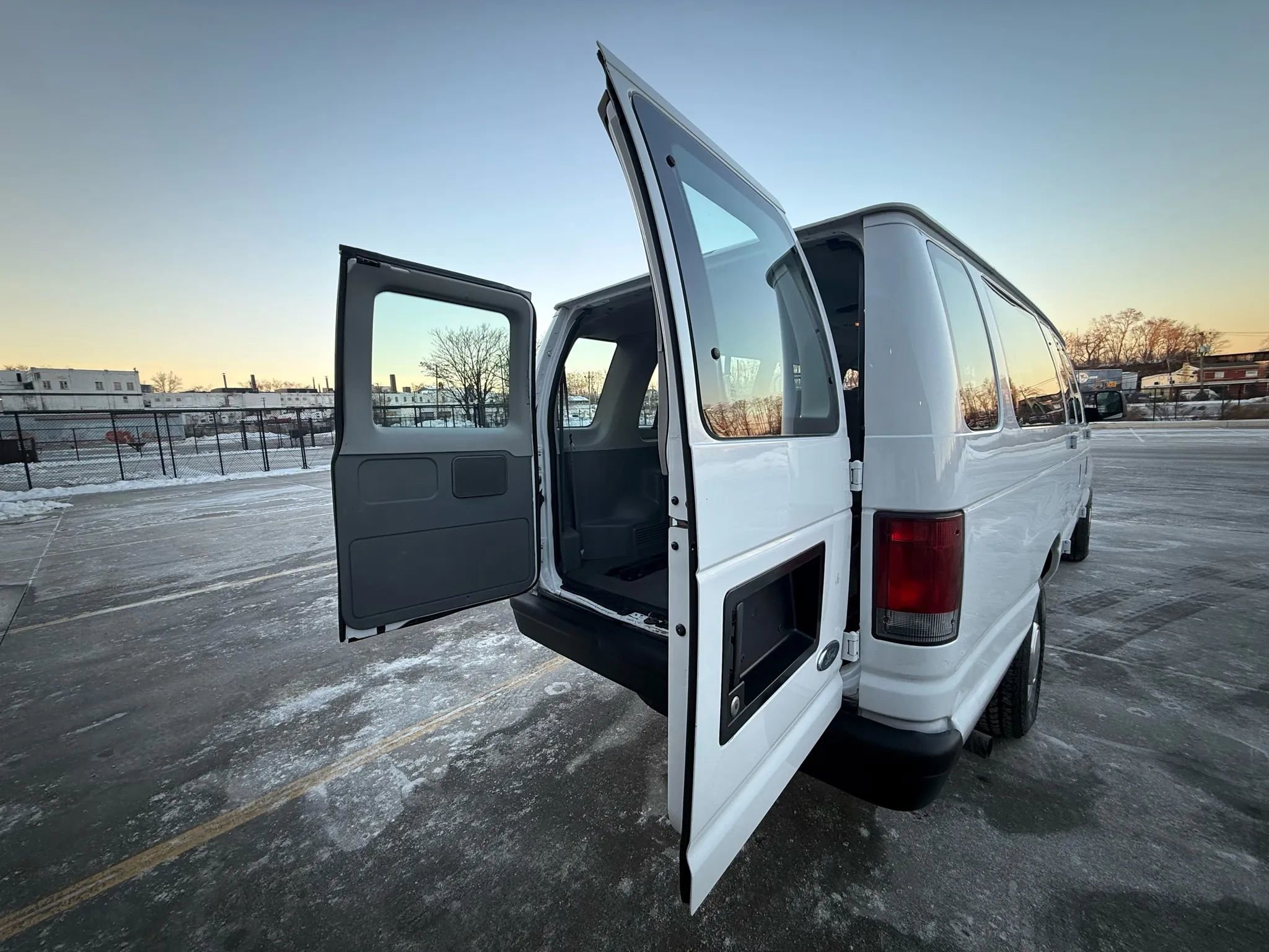 Used 2003 Ford E-350 and Econoline 350 XLT image 26