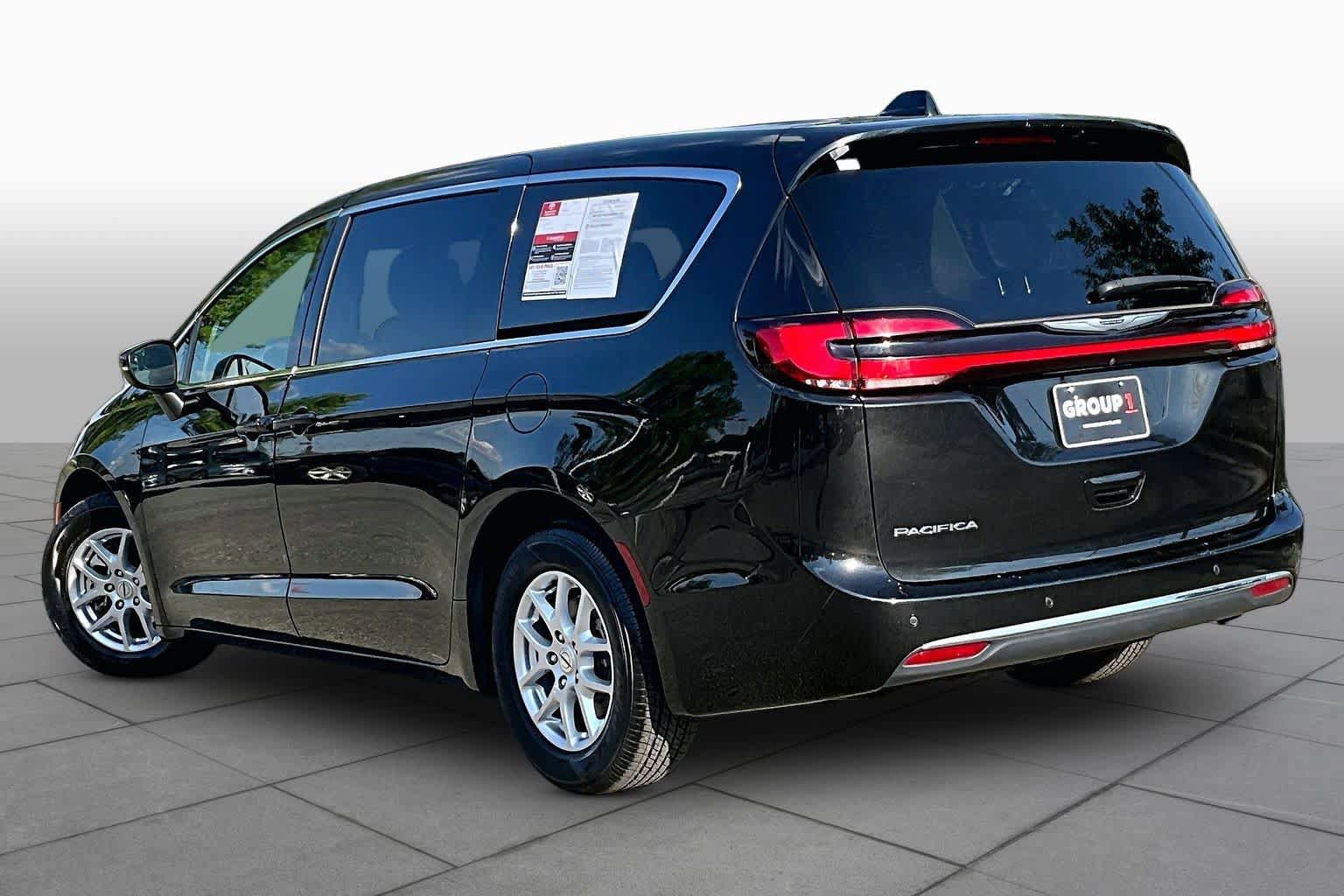 Used 2023 Chrysler Pacifica Touring-L FWD image 12
