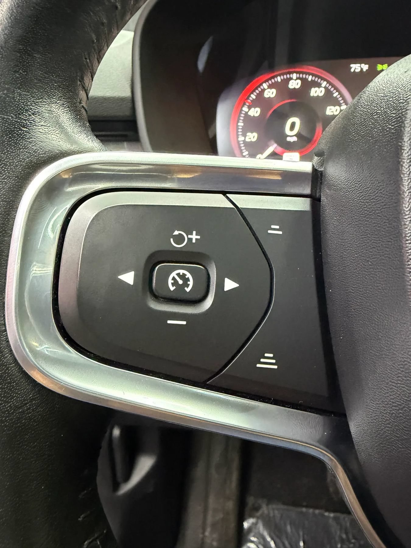 Used 2019 Volvo XC40 T5 Momentum AWD/4WD image 17