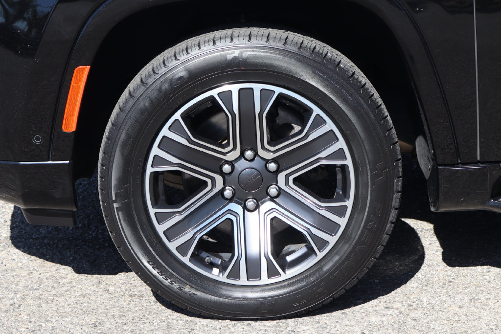 Used 2024 Jeep Wagoneer Series II RWD image 49