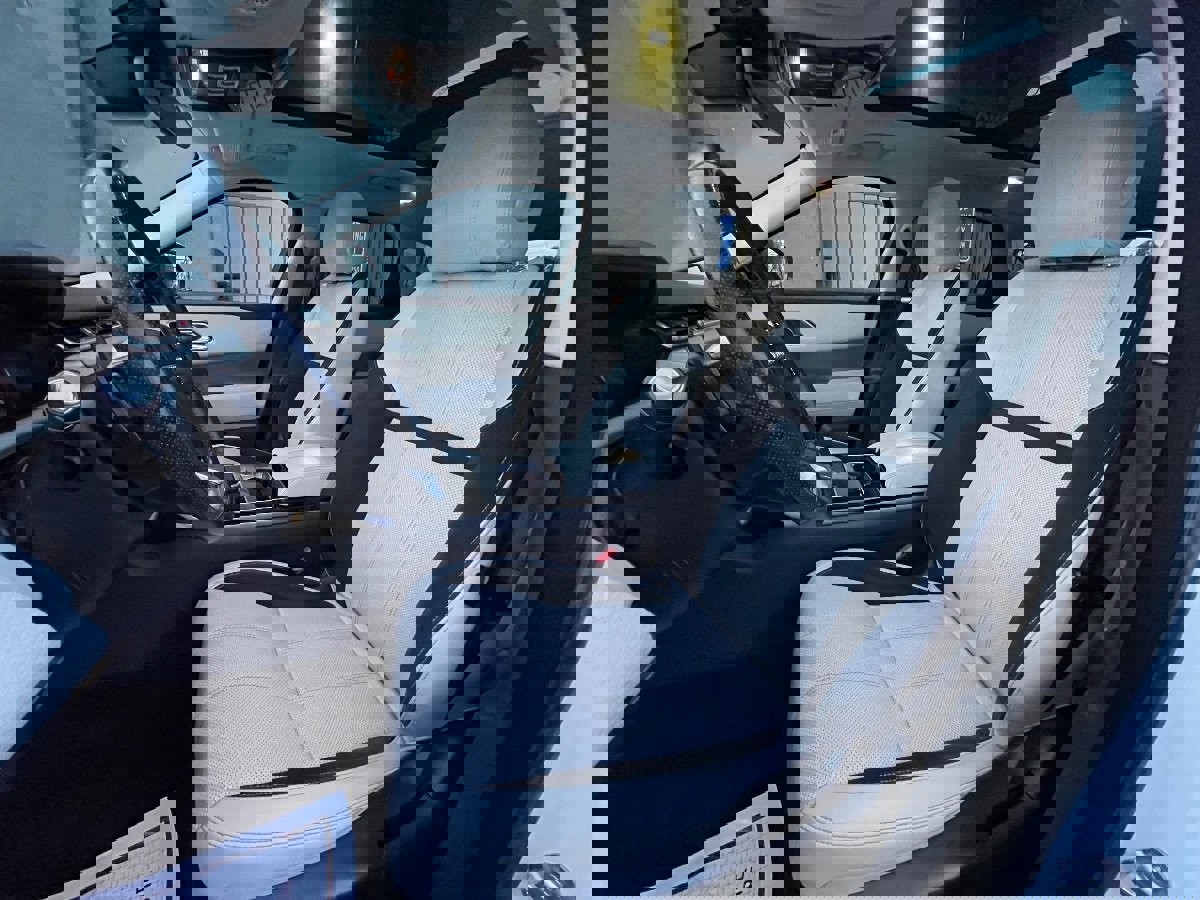 Used 2019 Land Rover Range Rover Velar S image 11