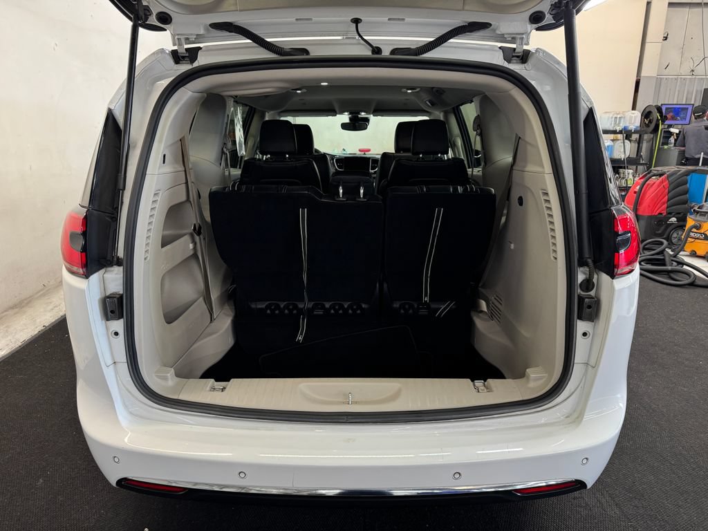 Used 2023 Chrysler Pacifica Touring-L FWD image 6