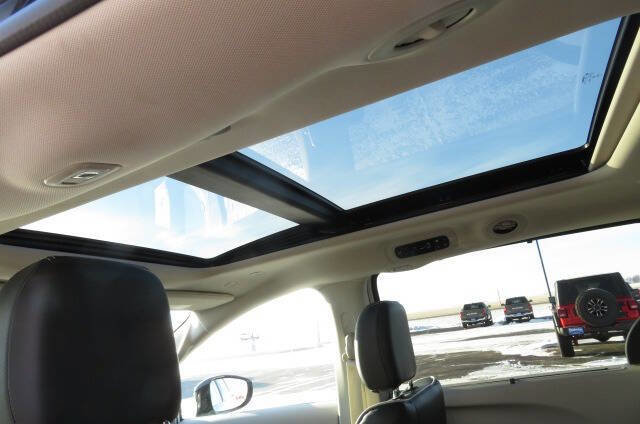 Used 2024 Chrysler Pacifica Limited w/ Trailer Tow Group image 14