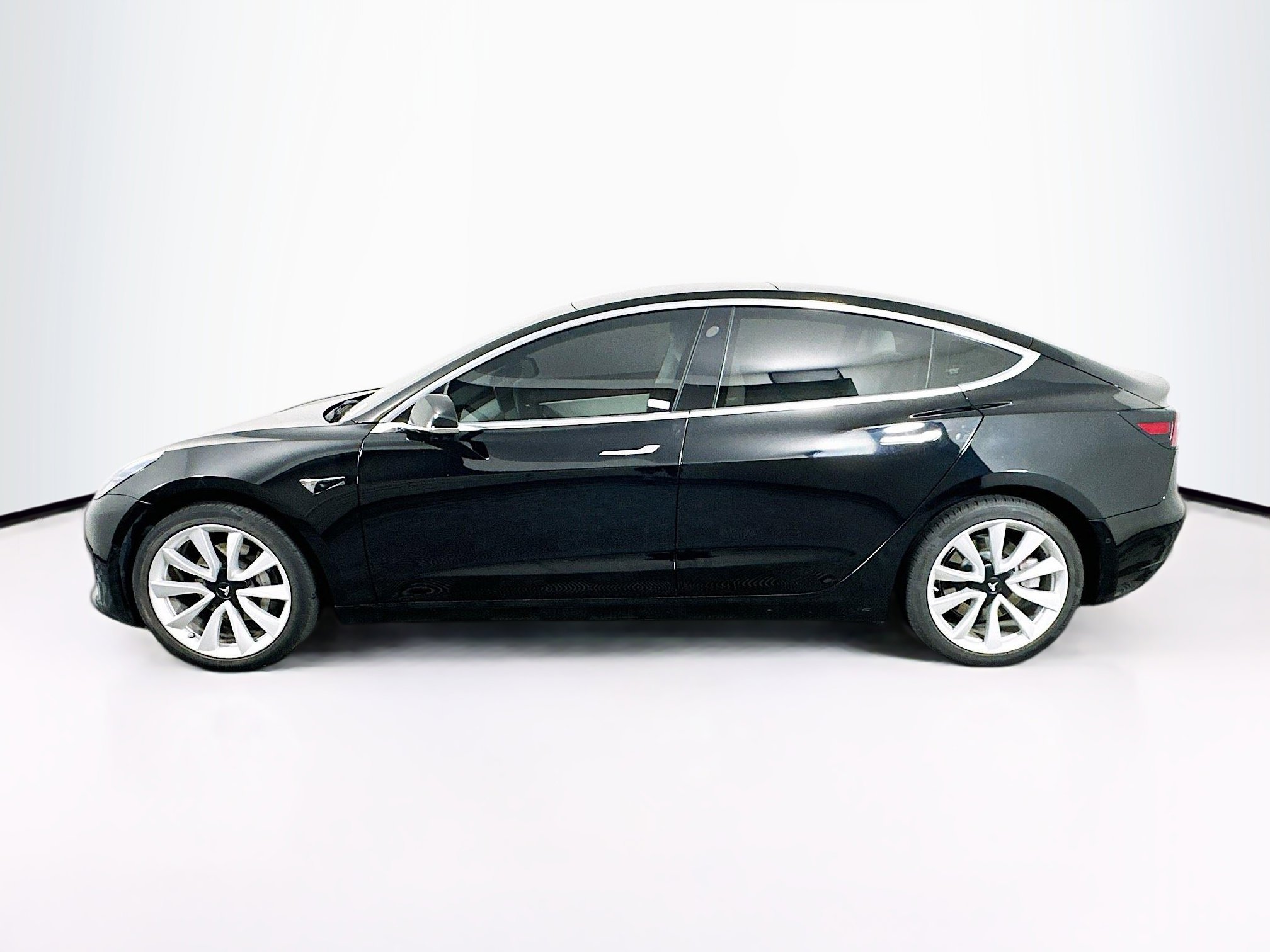 Used 2019 Tesla Model 3 Standard Range image 4