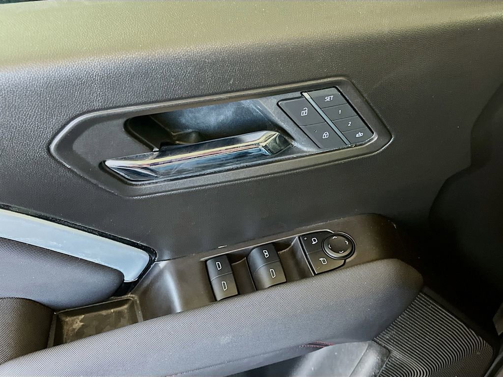 Used 2025 Chevrolet Colorado Z71 w/ Technology Package AWD/4WD image 18