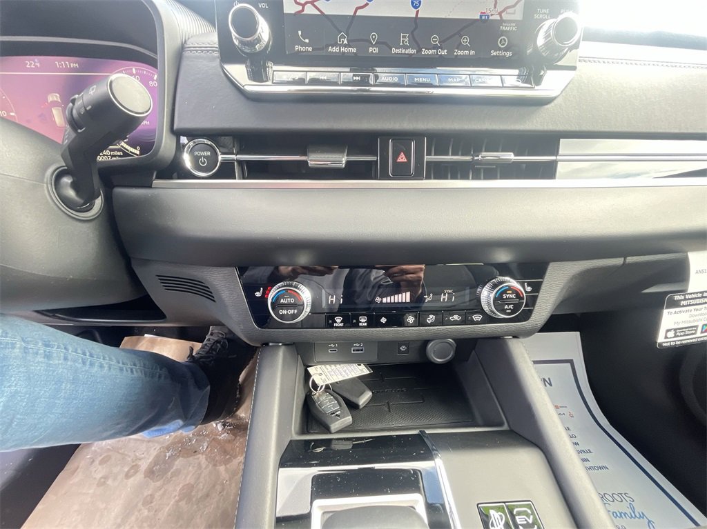 New 2025 Mitsubishi Outlander SE image 19