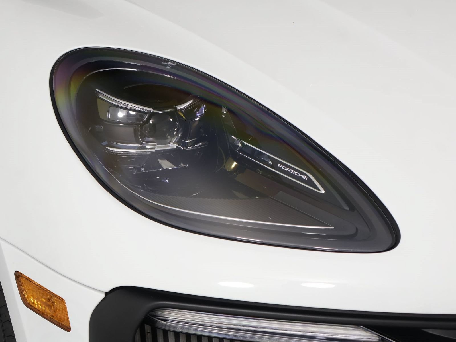 Certified 2023 Porsche Macan S AWD/4WD image 28