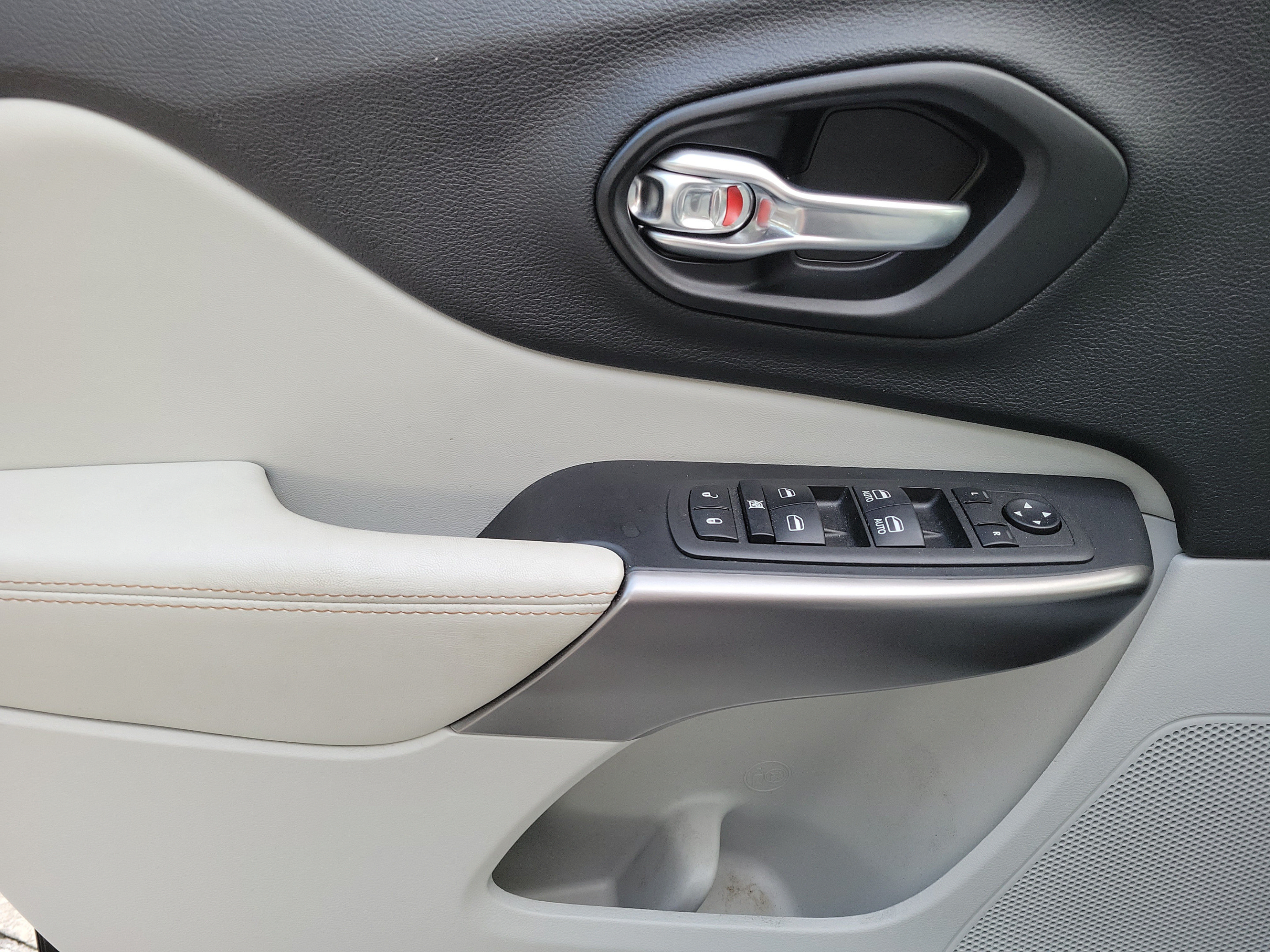Certified 2022 Jeep Cherokee Latitude Lux w/ Sun & Sound Group FWD image 12