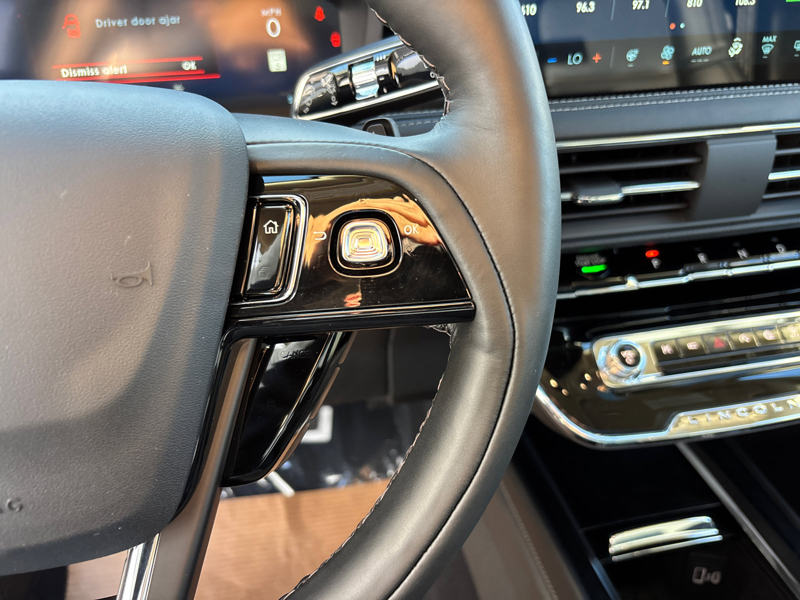 New 2026 Lincoln Corsair Reserve w/ Rear Removable Package Tray image 18