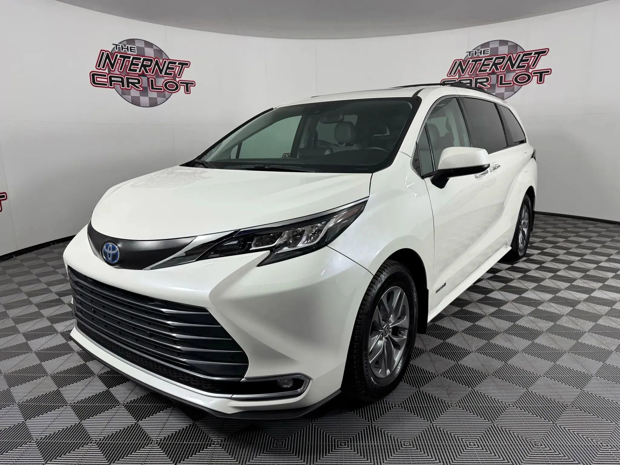 Used 2021 Toyota Sienna XLE image 3