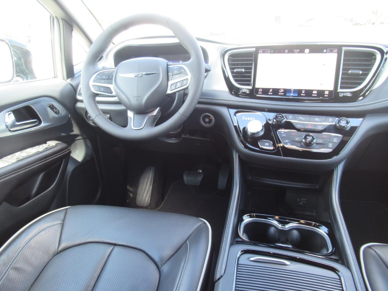 Used 2026 Chrysler Pacifica Limited FWD image 13