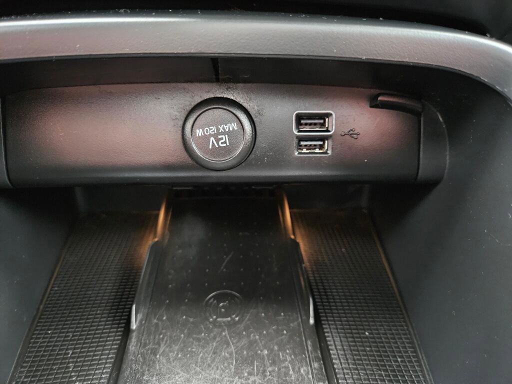 Used 2020 Volvo XC40 T5 R-Design image 23