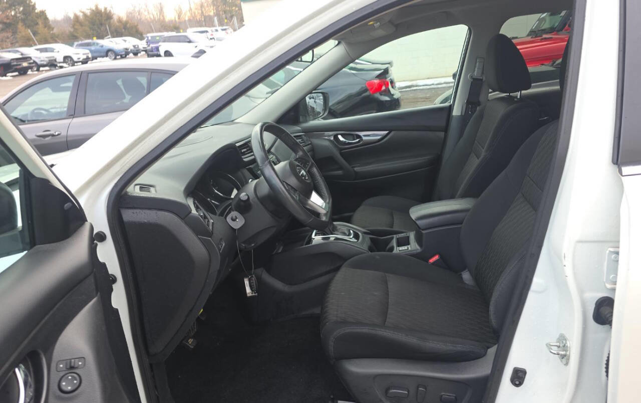 Used 2017 Nissan Rogue SV w/ Sun & Sound Touring Package image 8