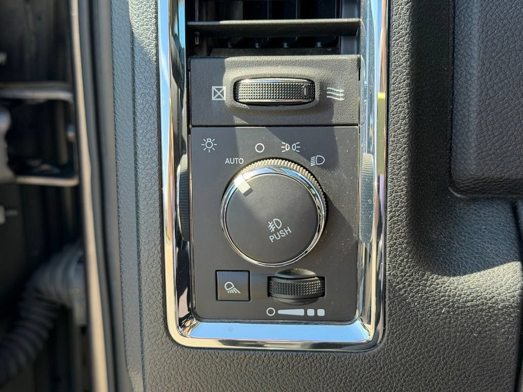 Used 2014 RAM 1500 Laramie w/ Convenience Group AWD/4WD image 9