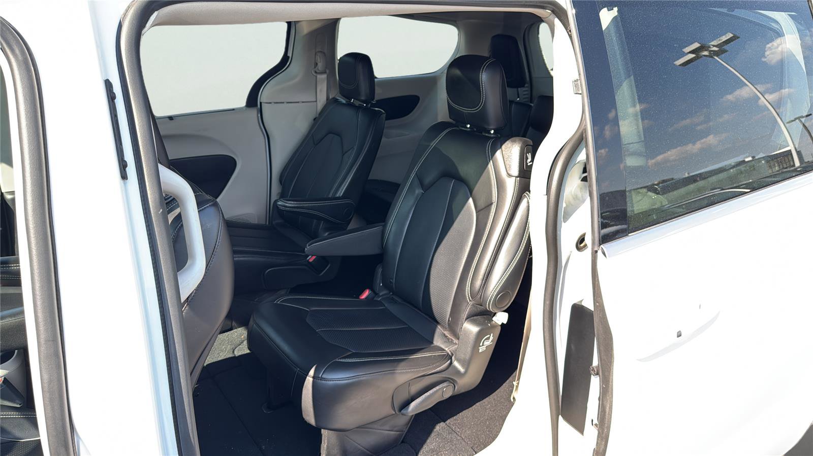 Used 2024 Chrysler Pacifica Touring-L FWD image 12