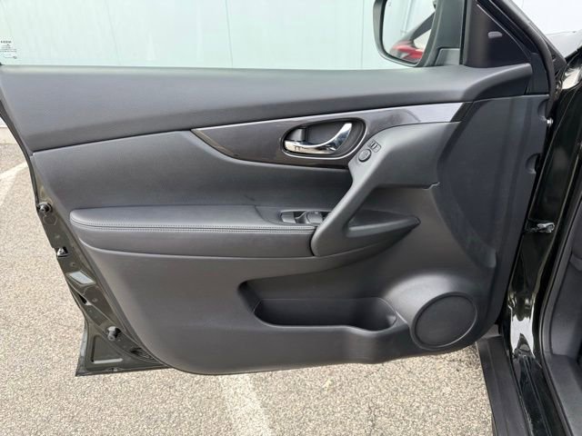 Used 2020 Nissan Rogue SV image 16