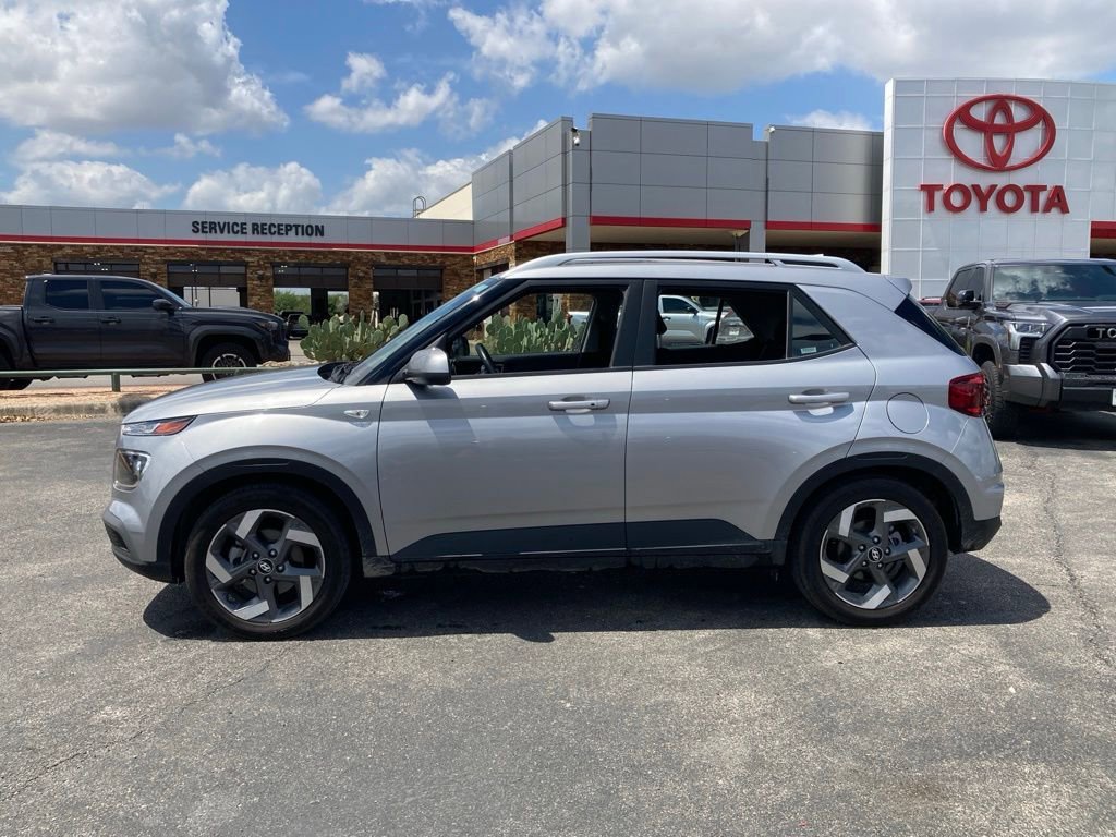 Used 2025 Hyundai Venue SEL FWD image 7