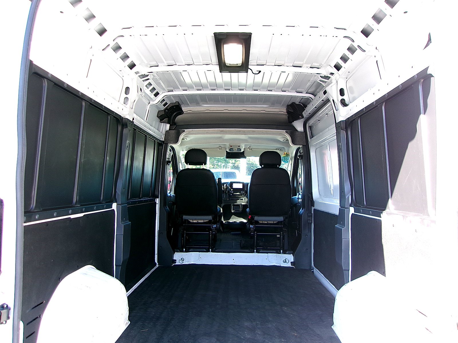 Used 2025 RAM ProMaster 2500 w/ Convenience Group FWD image 14