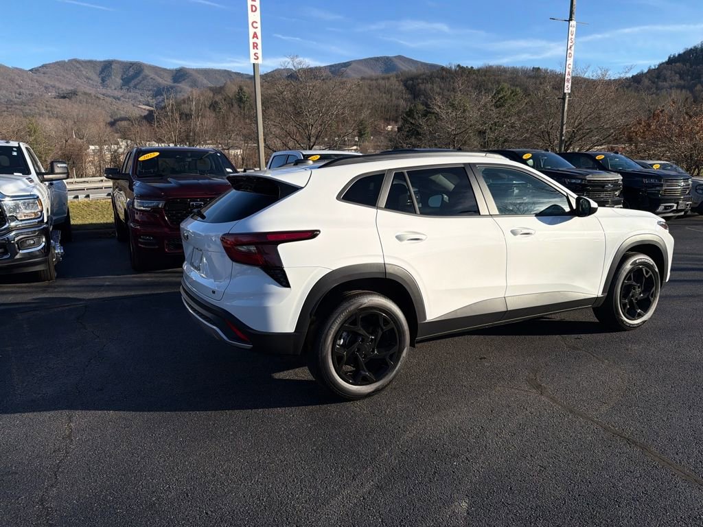 New 2025 Chevrolet Trax LT w/ LT Convenience Package image 3