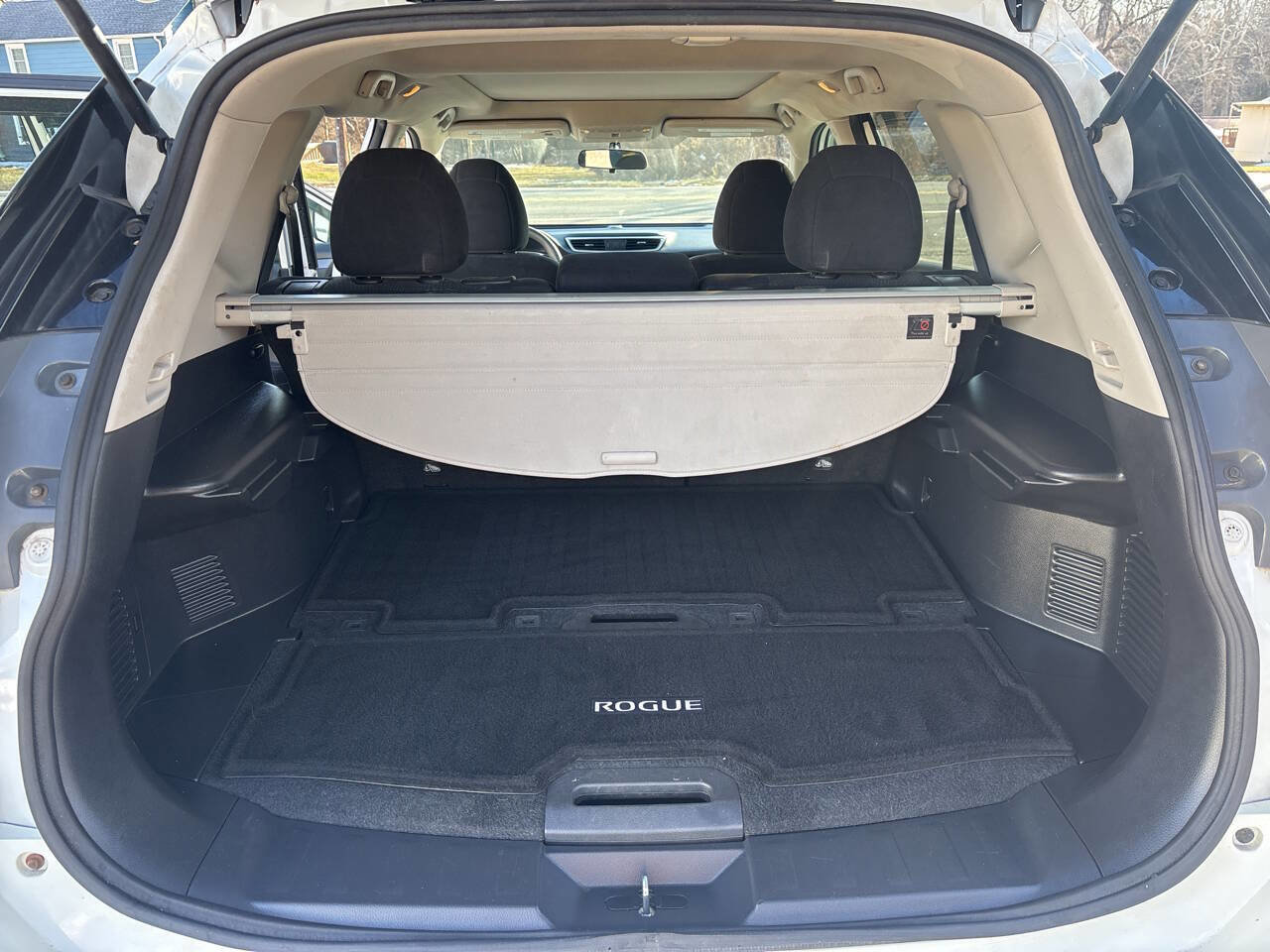 Used 2015 Nissan Rogue SV w/ SV Moonroof Package image 27