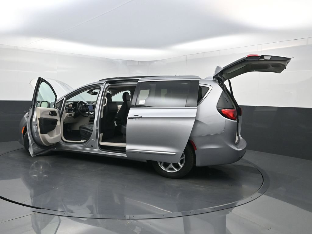 Used 2017 Chrysler Pacifica Touring-L w/ Tire & Wheel Group image 38