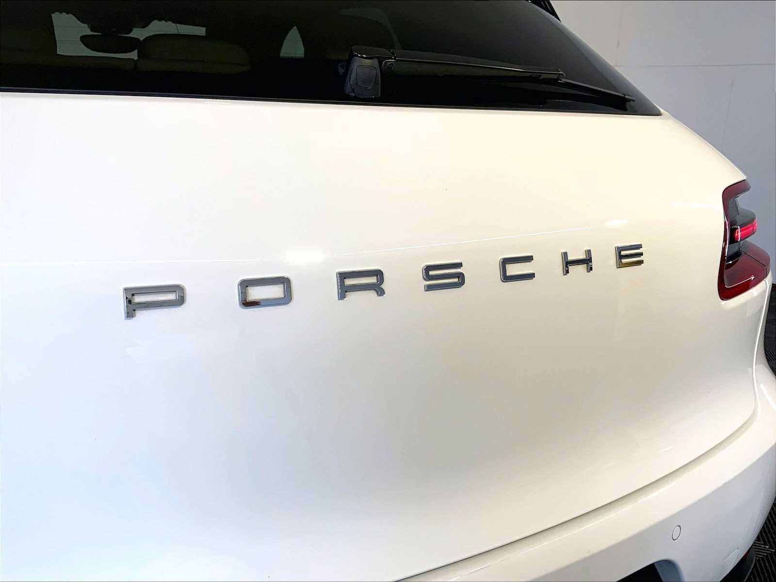 Certified 2018 Porsche Macan AWD/4WD image 35