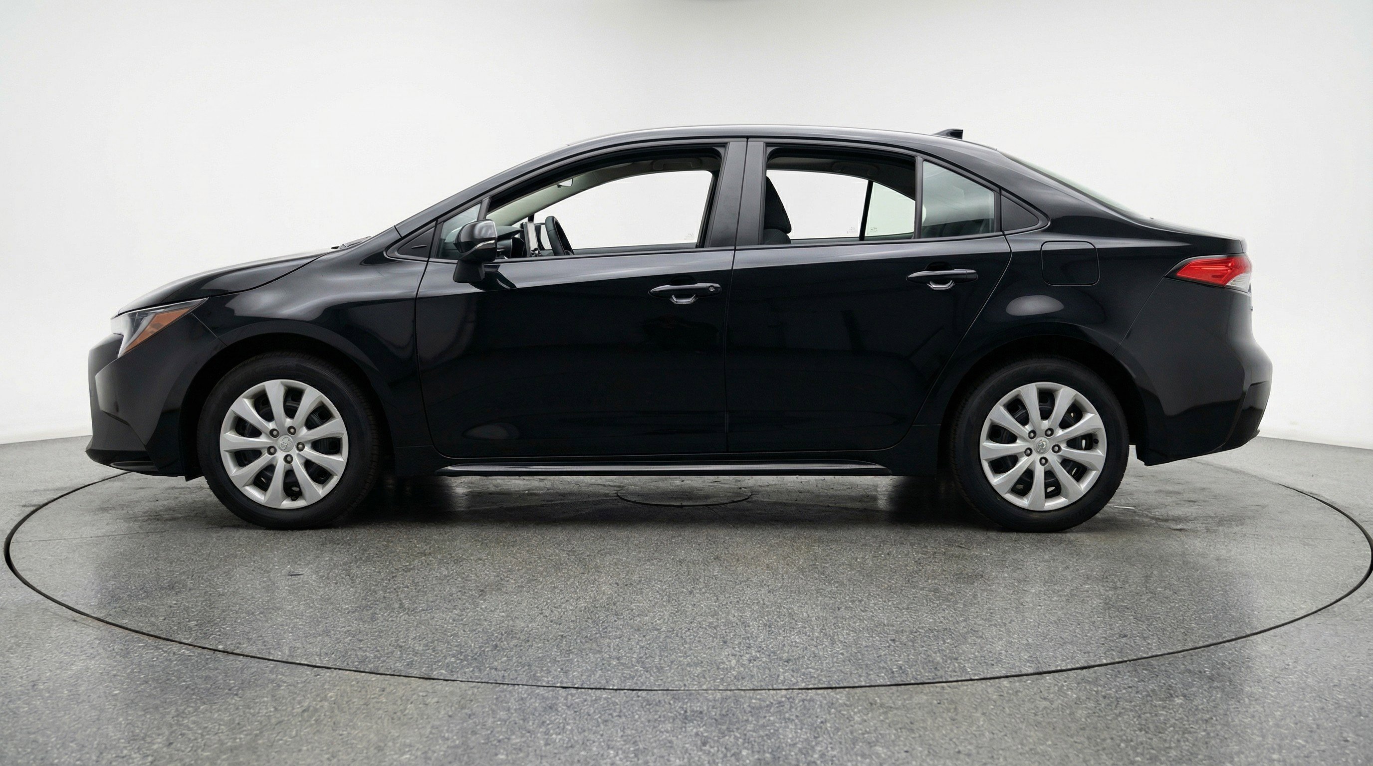 Used 2025 Toyota Corolla LE image 5