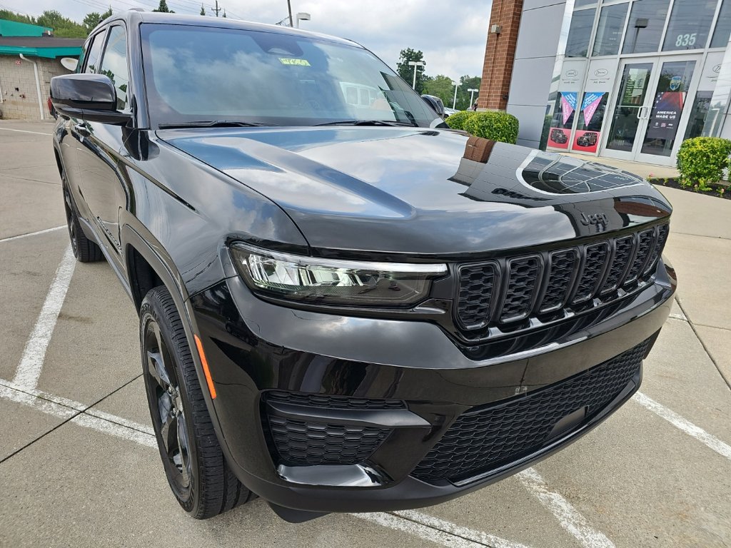 Certified 2025 Jeep Grand Cherokee Altitude AWD/4WD image 5