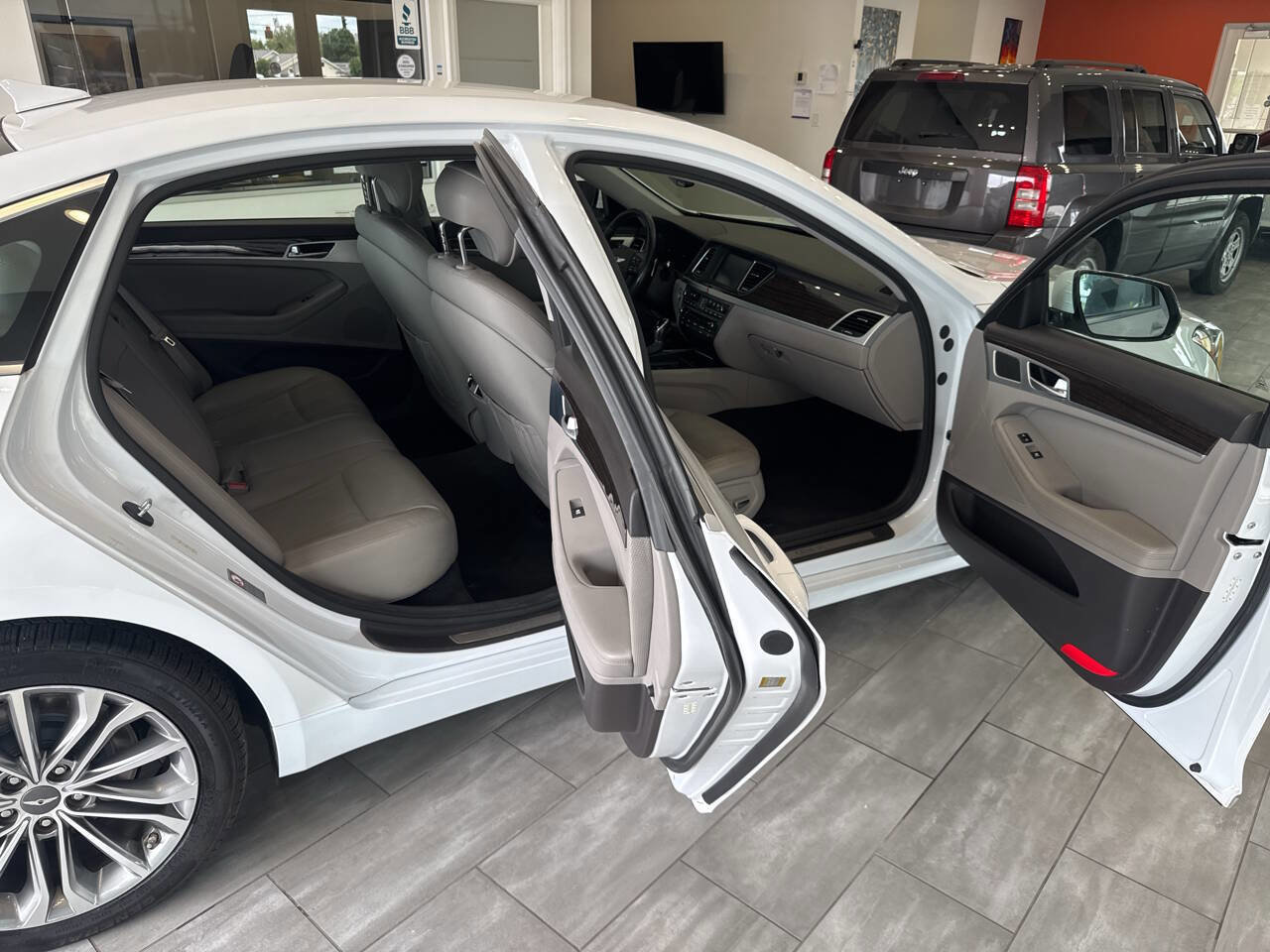 Used 2015 Hyundai Genesis 3.8 AWD/4WD image 17