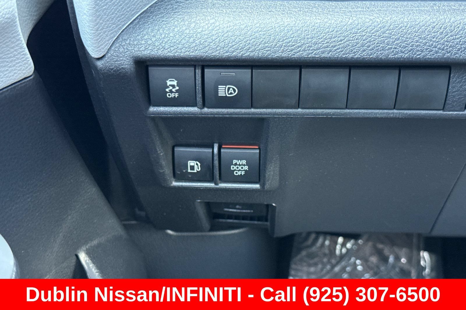 Used 2025 Toyota Sienna XLE FWD image 42