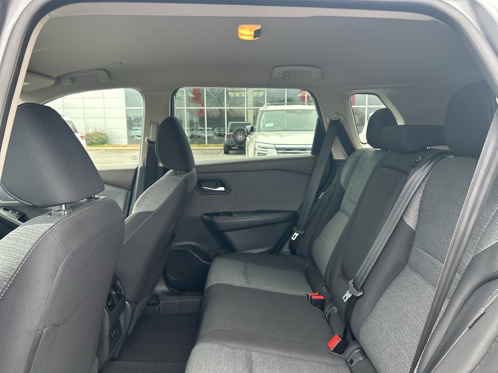 Used 2023 Nissan Rogue SV image 12