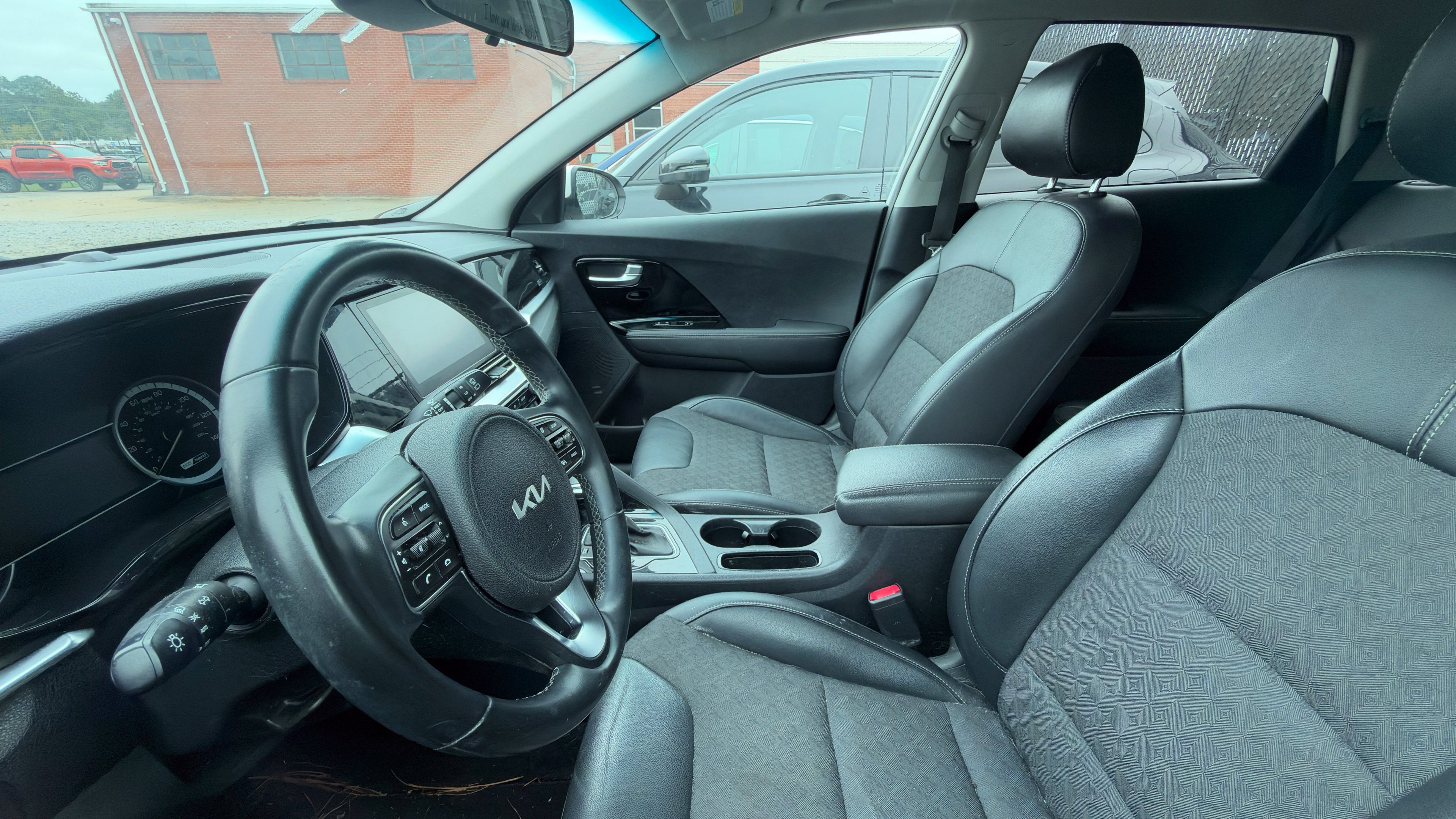 Used 2022 Kia Niro LXS FWD image 5
