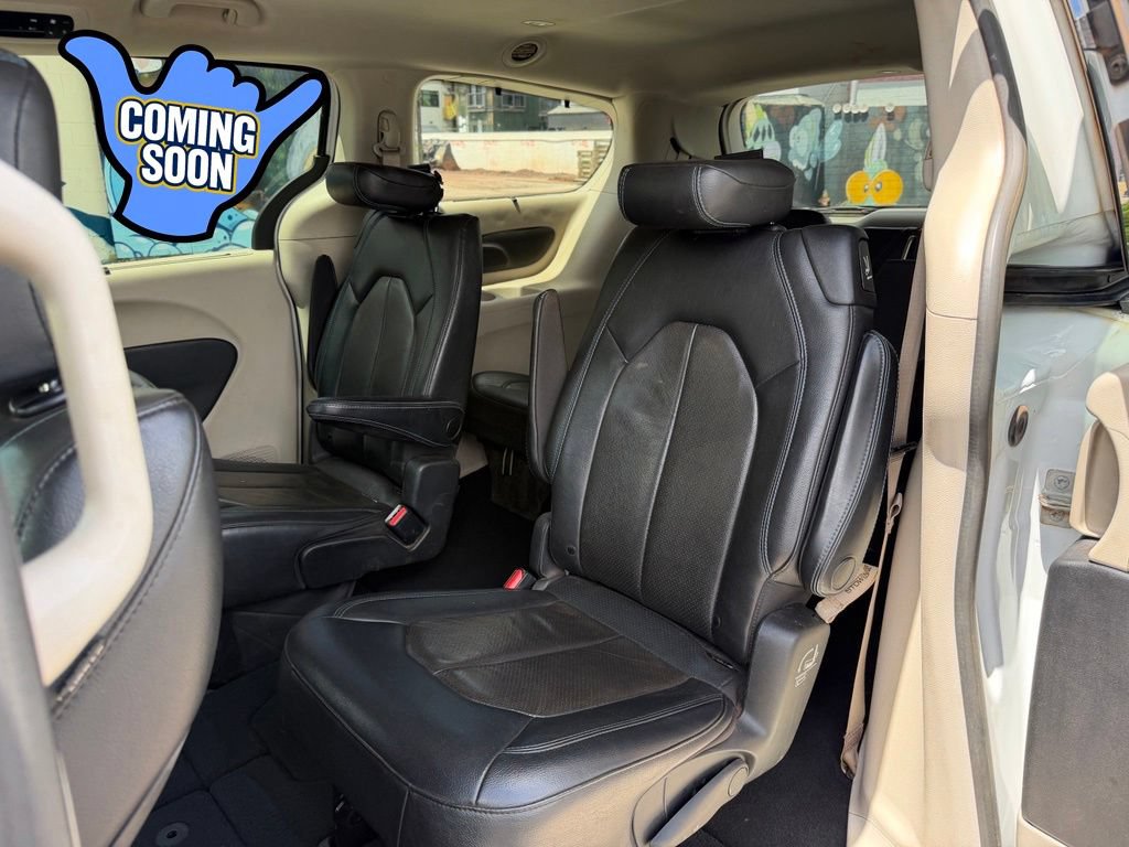 Used 2021 Chrysler Pacifica Touring-L FWD image 12