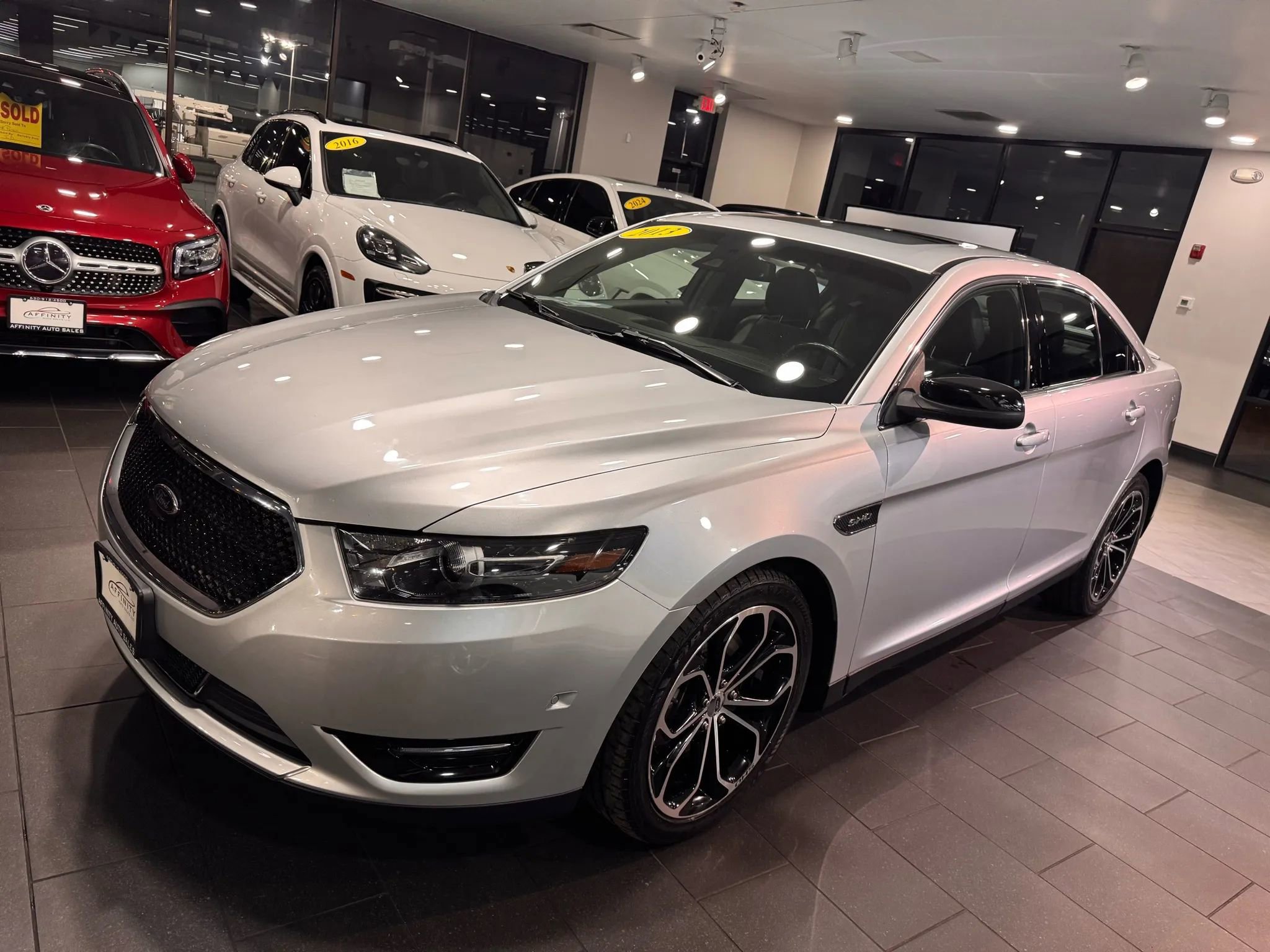 Used 2013 Ford Taurus SHO image 2
