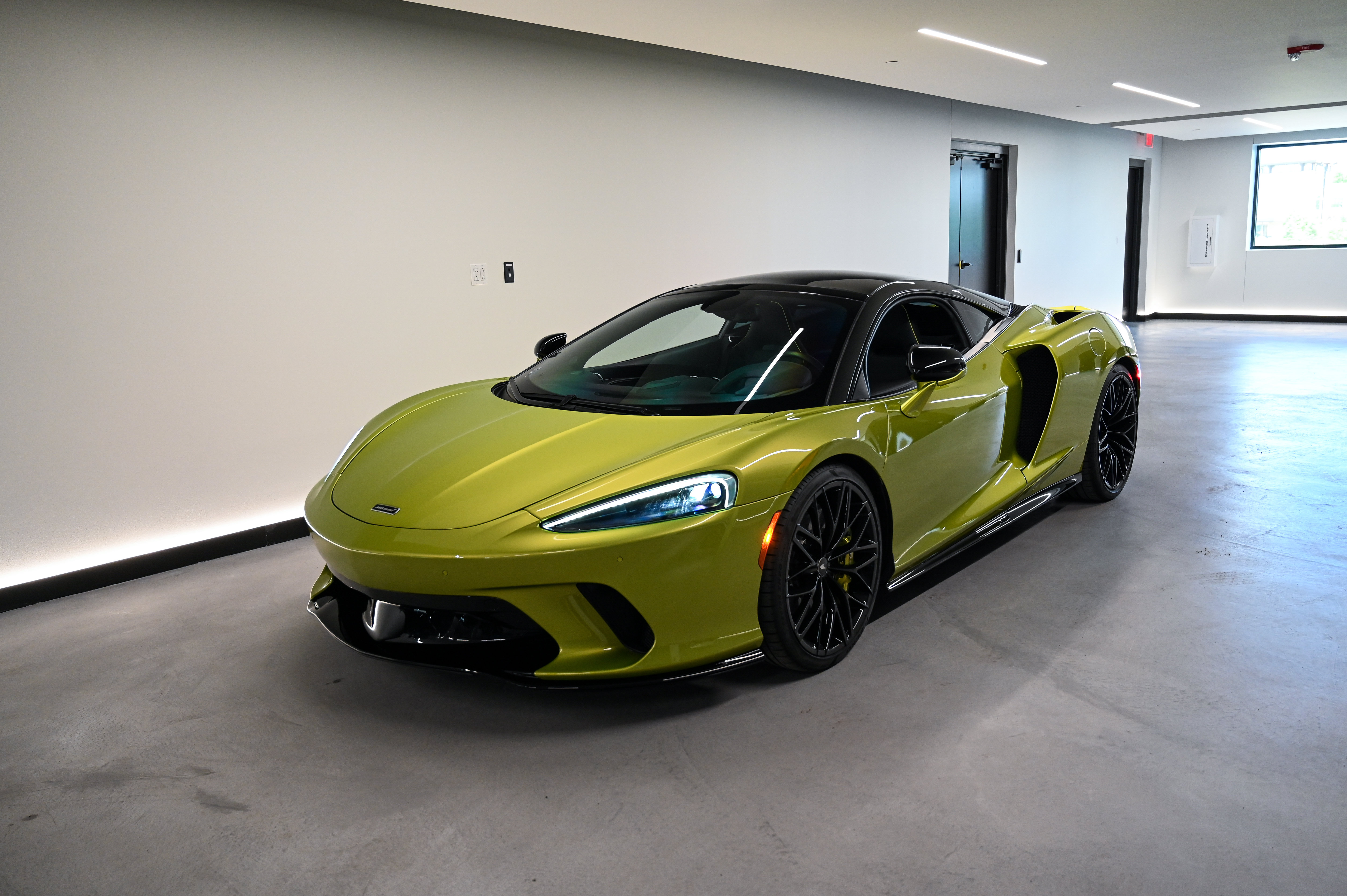 Used 2023 McLaren GT RWD image 19