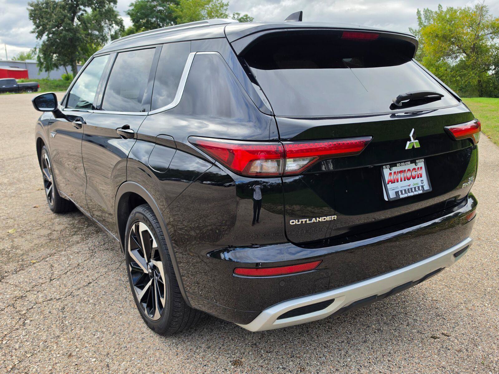 Used 2024 Mitsubishi Outlander 4WD Plug-In Hybrid image 16