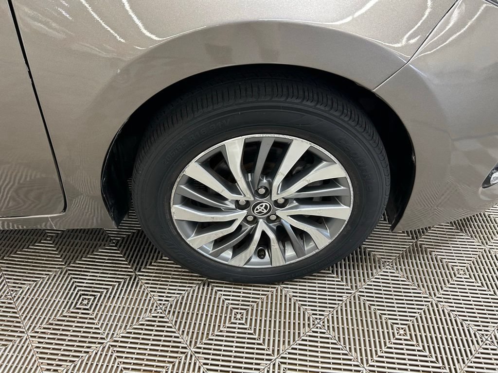 Used 2018 Toyota Corolla XLE w/ Carpet Mat Package (TMS) FWD image 2