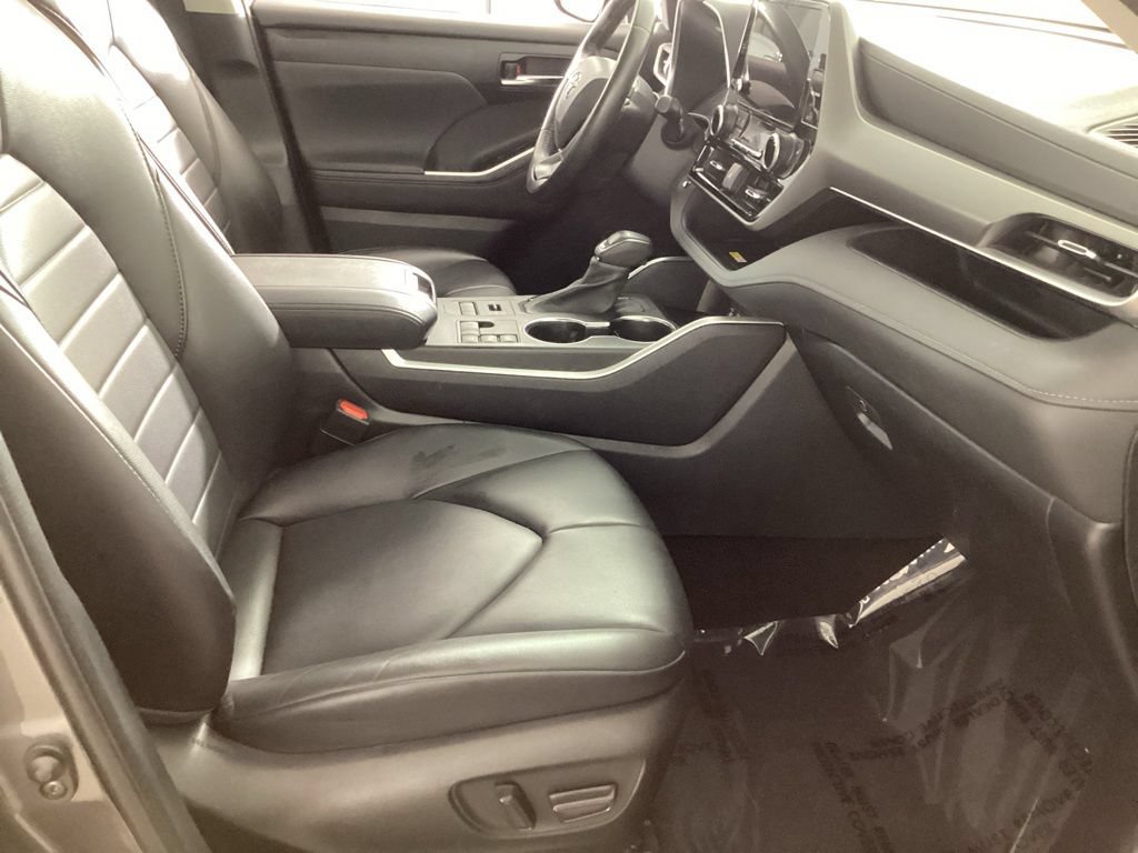 Used 2023 Toyota Highlander XLE AWD/4WD image 25