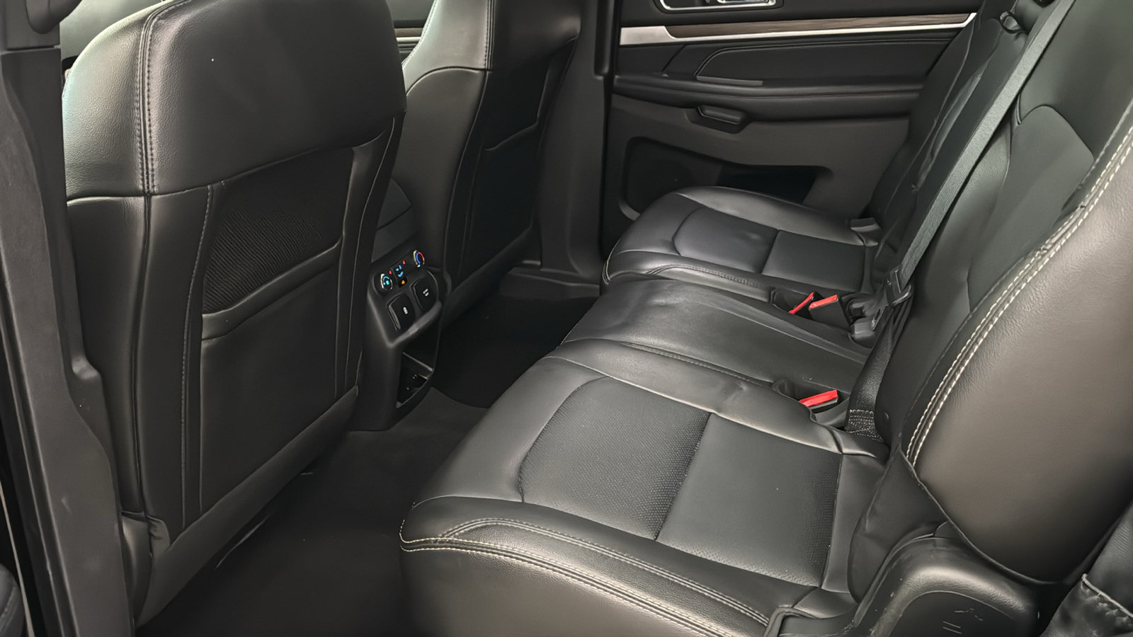 Used 2018 Ford Explorer Limited w/ Equipment Group 301A AWD/4WD image 28