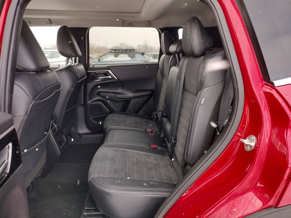 Used 2024 Mitsubishi Outlander SE Black Edition image 13