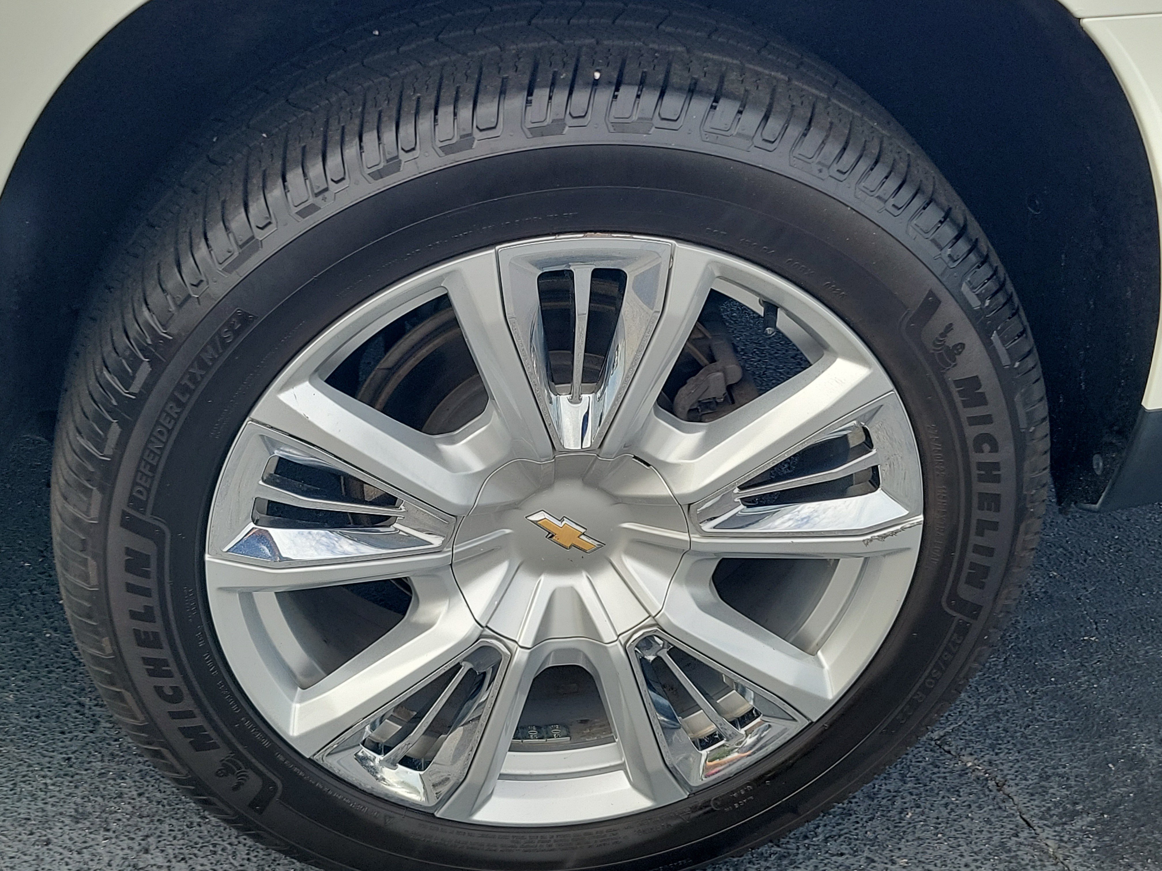Used 2022 Chevrolet Suburban High Country w/ Premium Package RWD image 9